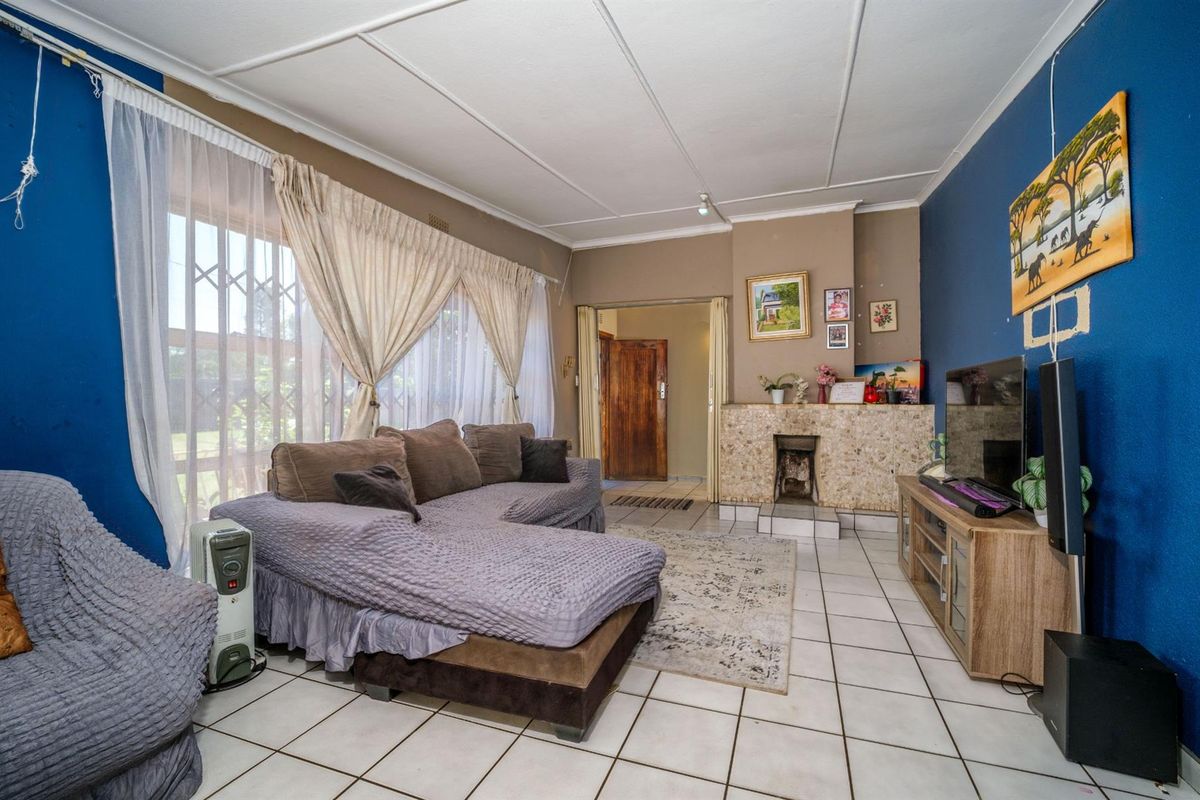 3 Bedroom 2 Flatlet House For Sale in Witpoortjie, Roodepoort - Photo 4