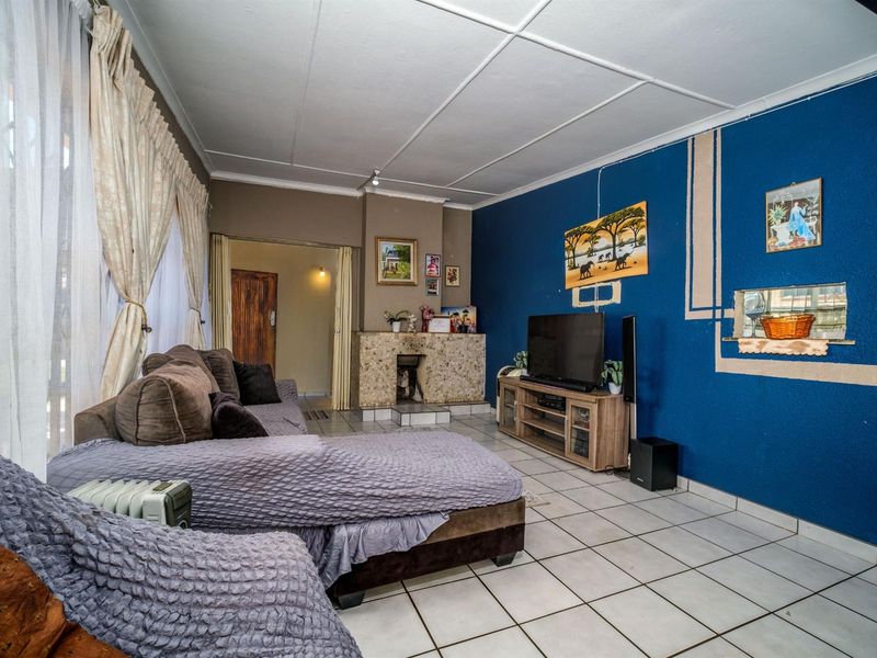 3 Bedroom 2 Flatlet House For Sale in Witpoortjie, Roodepoort - Photo 5