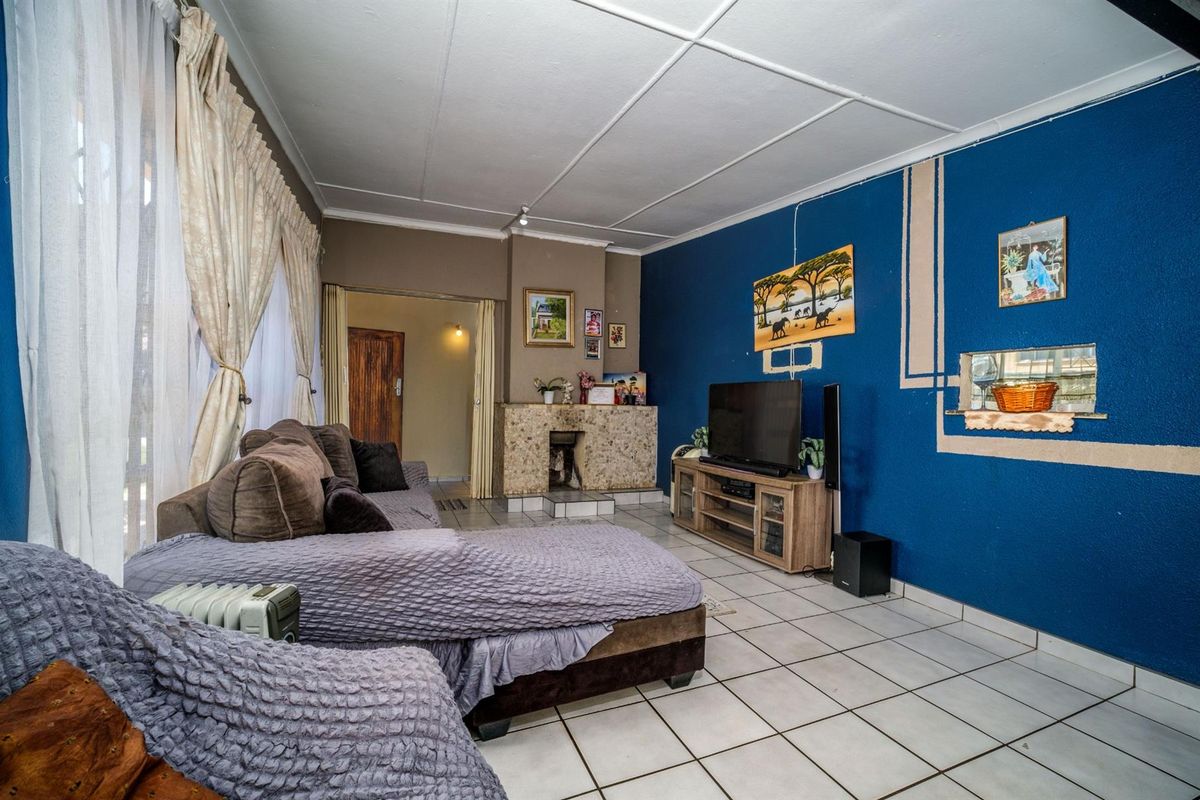 3 Bedroom 2 Flatlet House For Sale in Witpoortjie, Roodepoort - Photo 5