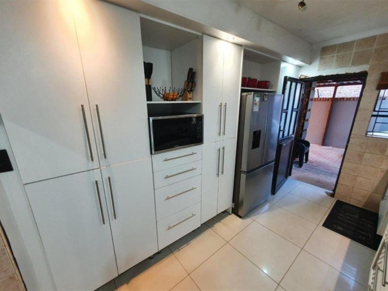 EXTRAORDINARY MODERN FAMILY HOUSE - Photo 4