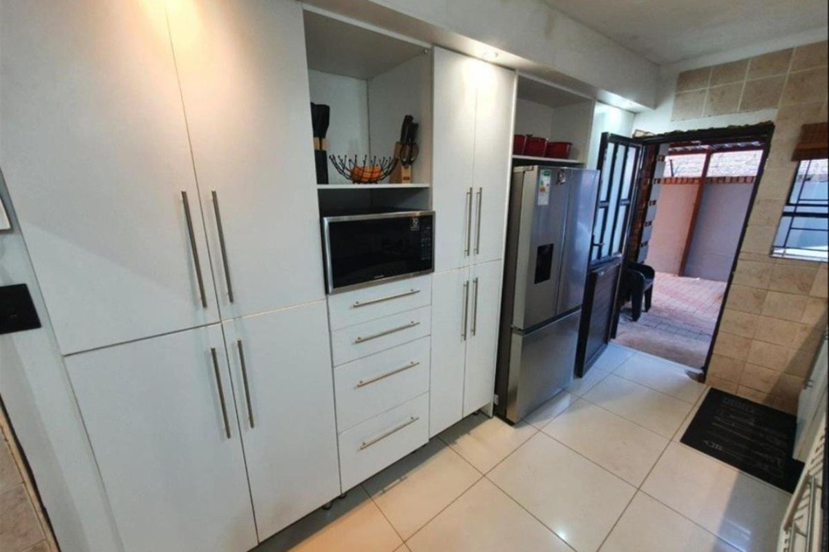 EXTRAORDINARY MODERN FAMILY HOUSE - Photo 4