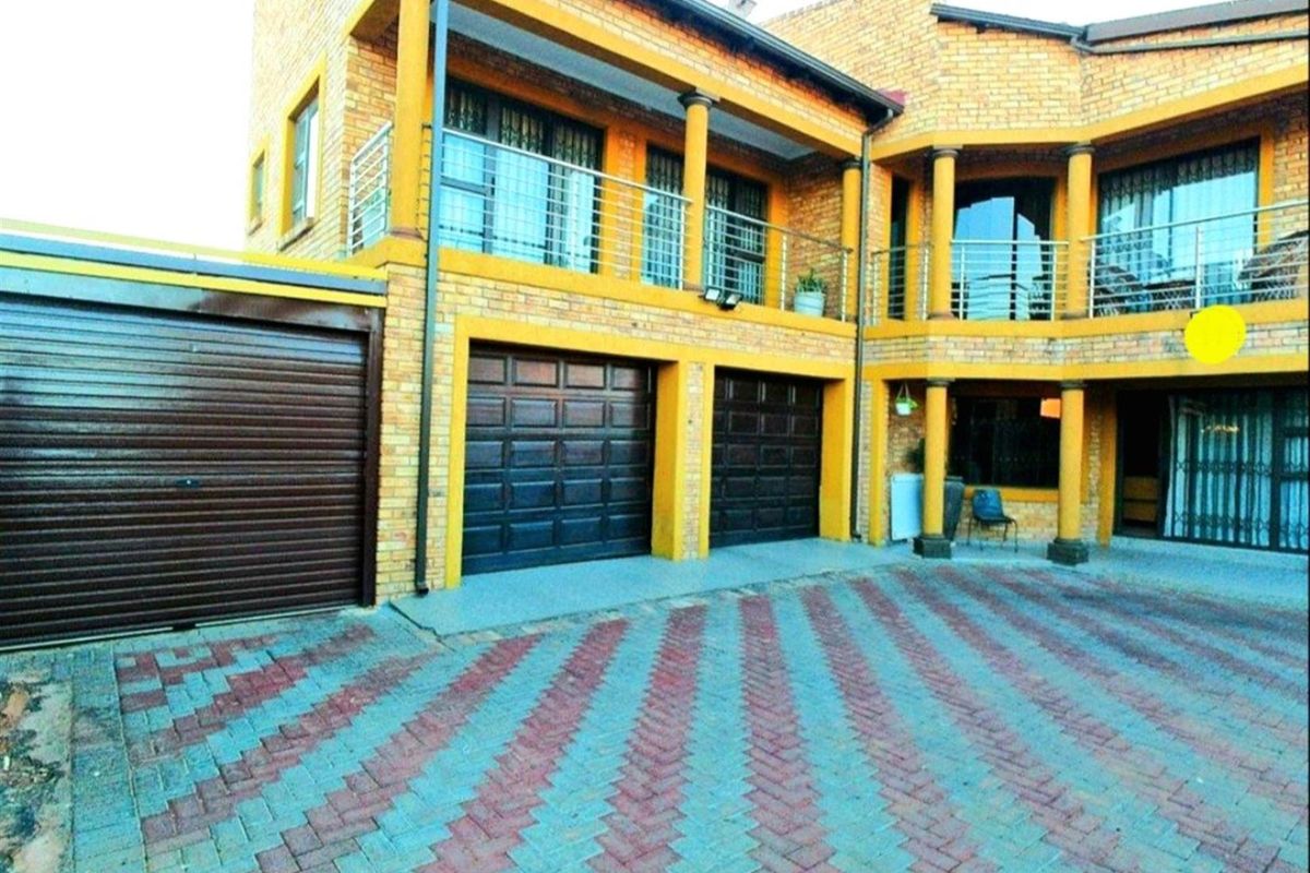 EXTRAORDINARY MODERN FAMILY HOUSE - Photo 2