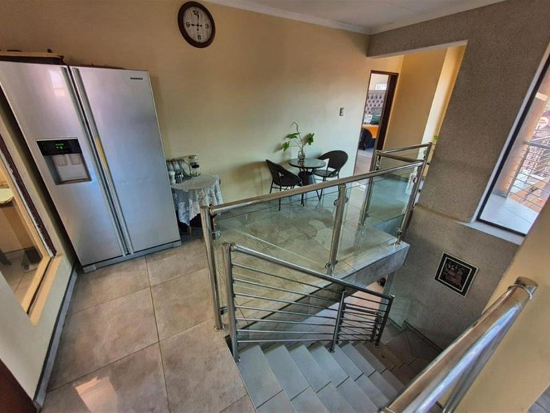 EXTRAORDINARY MODERN FAMILY HOUSE - Photo 7