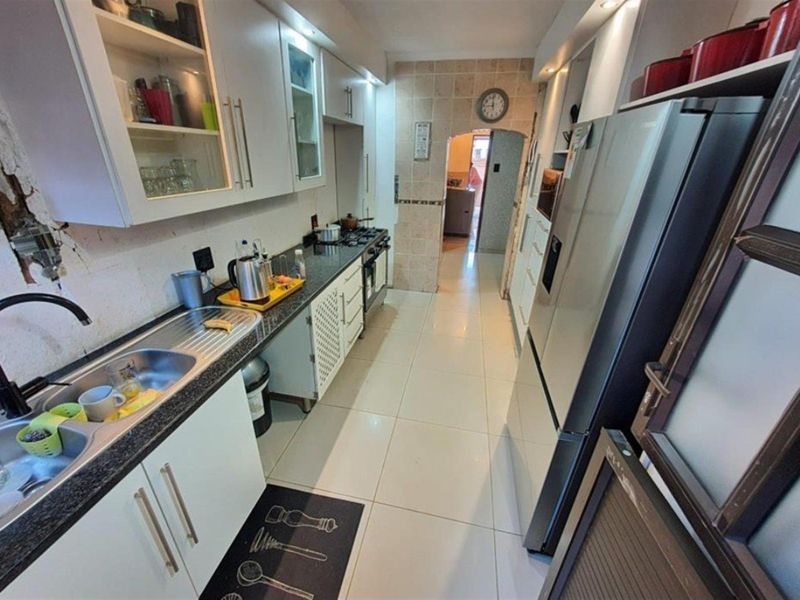 EXTRAORDINARY MODERN FAMILY HOUSE - Photo 3