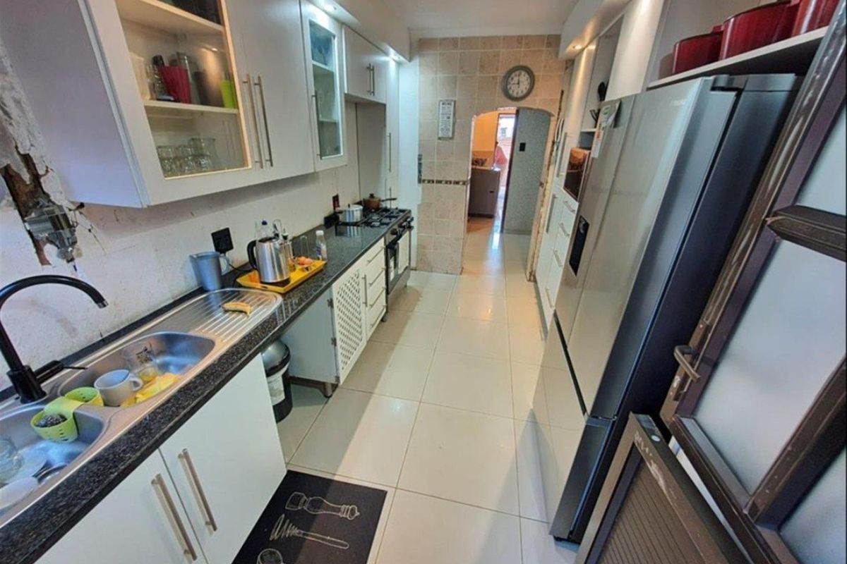 EXTRAORDINARY MODERN FAMILY HOUSE - Photo 3