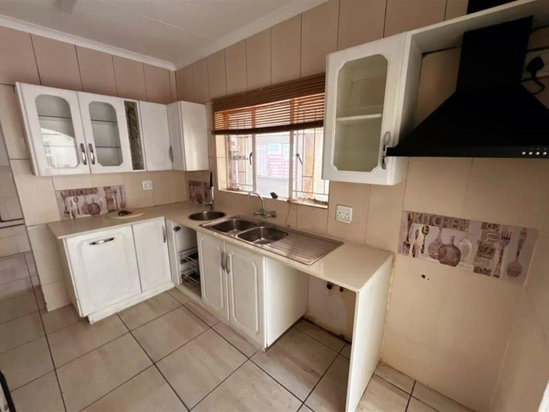 GREAT FAMILY HOME INVESTMENT - Photo 8