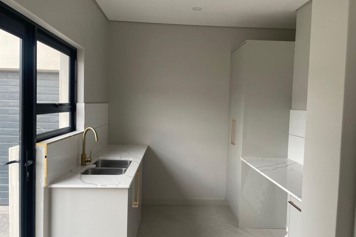 Luxury 4 En-Suite Home with Pyjama Lounge in Sandown,Blouberg - Photo 3