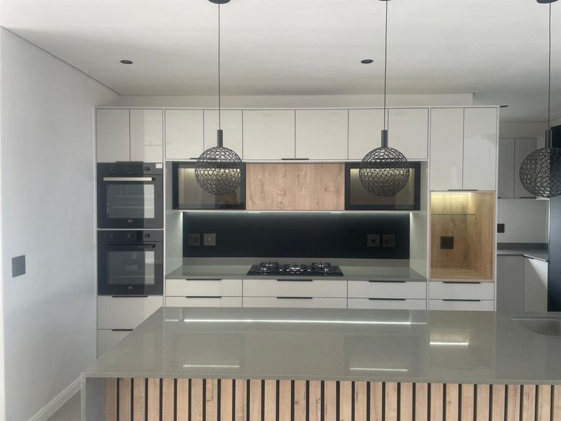 4 Bedroomed Beauty! - Photo 2