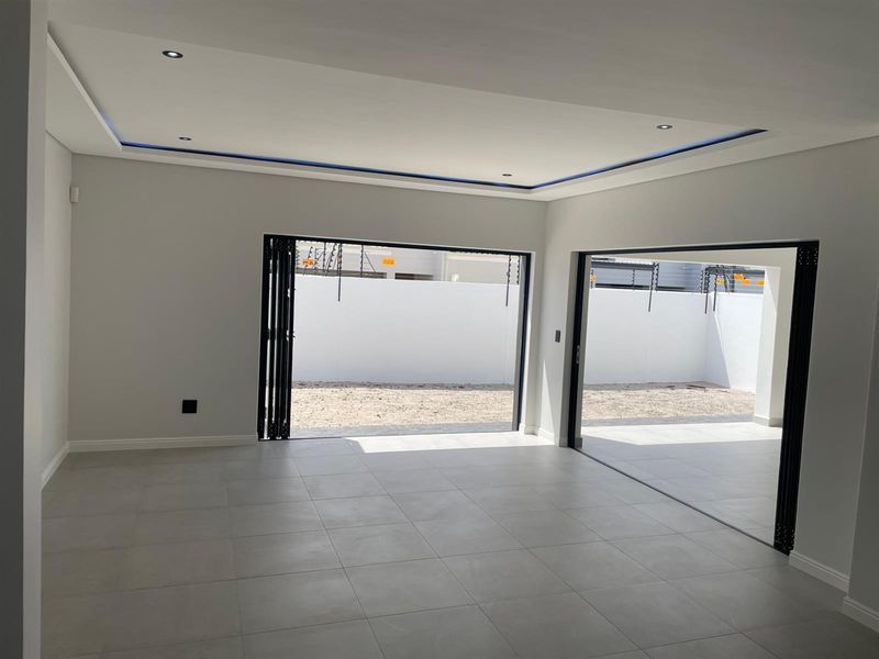 4 Bedroomed Beauty! - Photo 3