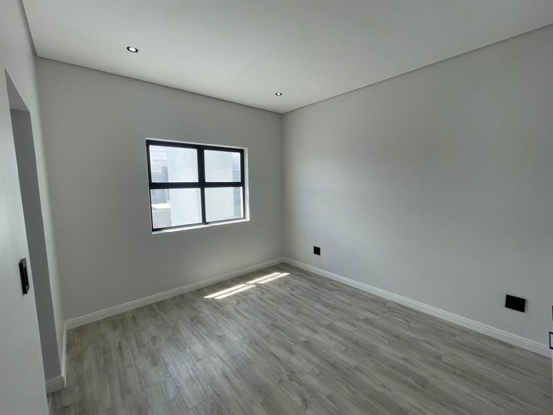 4 Bedroomed Beauty! - Photo 10