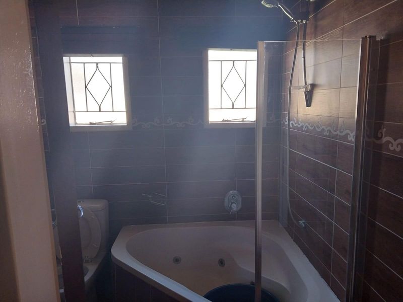 3 Bedroom House For Sale in Pimville, Soweto - Photo 9