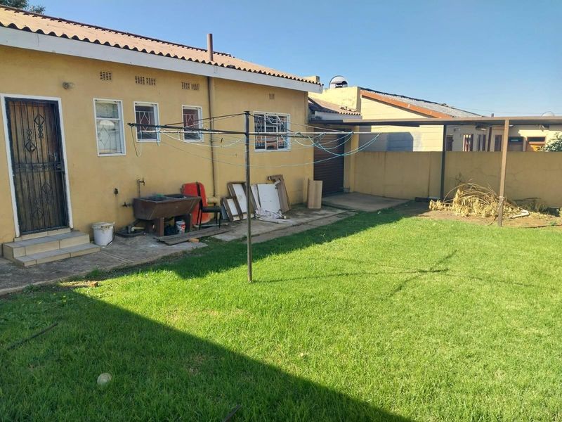 3 Bedroom House For Sale in Pimville, Soweto - Photo 2