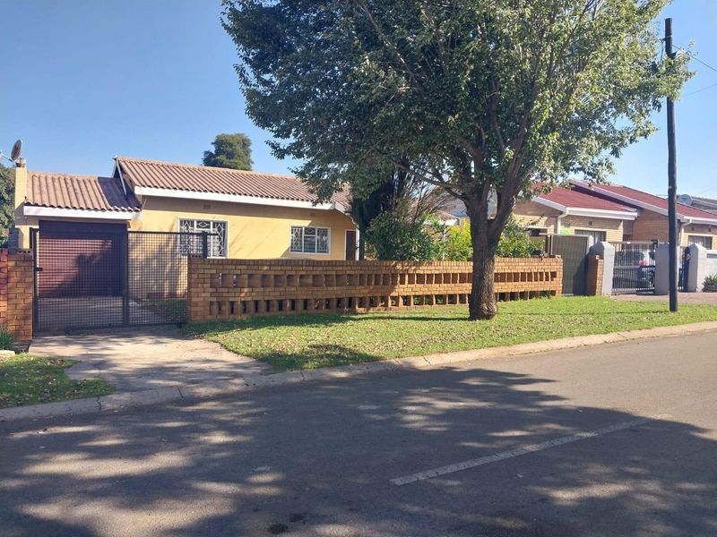 3 Bedroom House For Sale in Pimville, Soweto - Photo 1