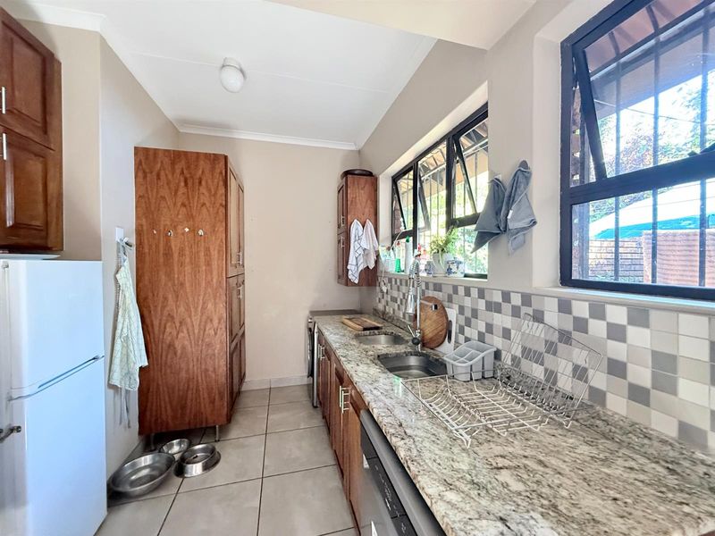MODERN FAMILY HOUSE FOR THE ENTERTAINER IN WINGATE PARK - Photo 10