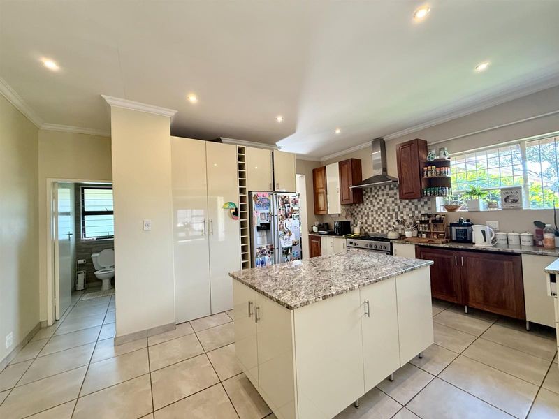 MODERN FAMILY HOUSE FOR THE ENTERTAINER IN WINGATE PARK - Photo 9