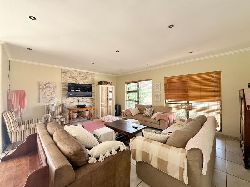 MODERN FAMILY HOUSE FOR THE ENTERTAINER IN WINGATE PARK - Photo 5