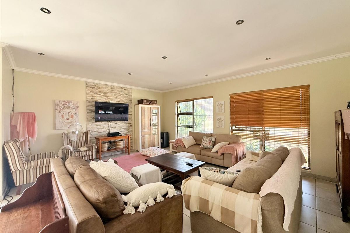 MODERN FAMILY HOUSE FOR THE ENTERTAINER IN WINGATE PARK - Photo 5