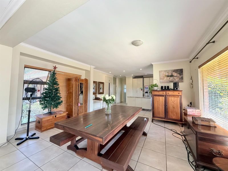 MODERN FAMILY HOUSE FOR THE ENTERTAINER IN WINGATE PARK - Photo 4