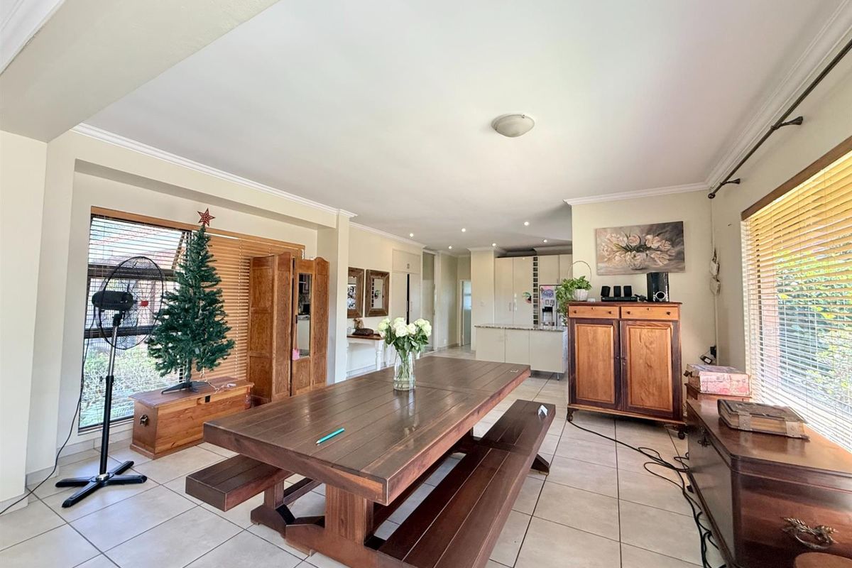 MODERN FAMILY HOUSE FOR THE ENTERTAINER IN WINGATE PARK - Photo 4