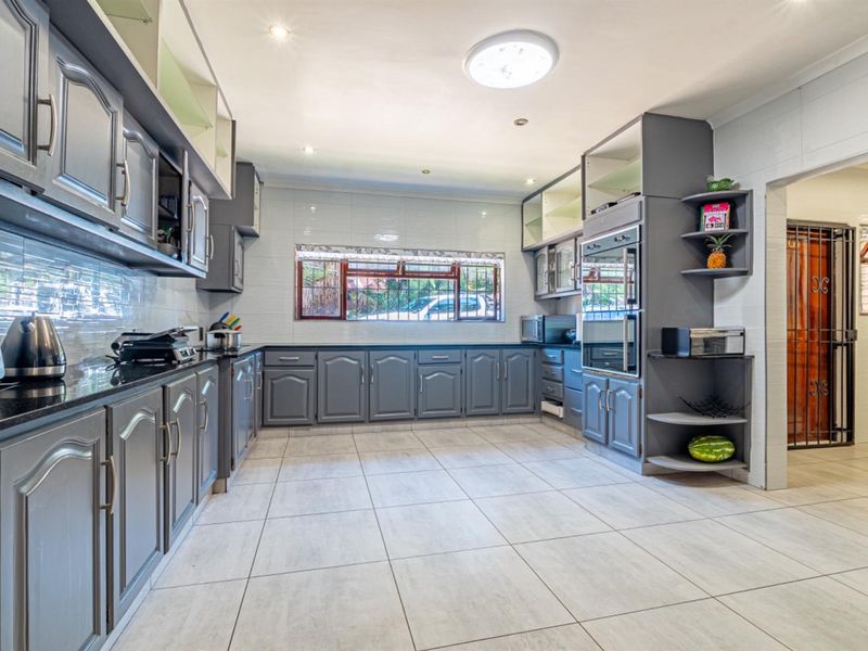 VIEWING BY APPOINTMENT 12.00pm - 14.00pm Sunday 8th March 2026 - Photo 6