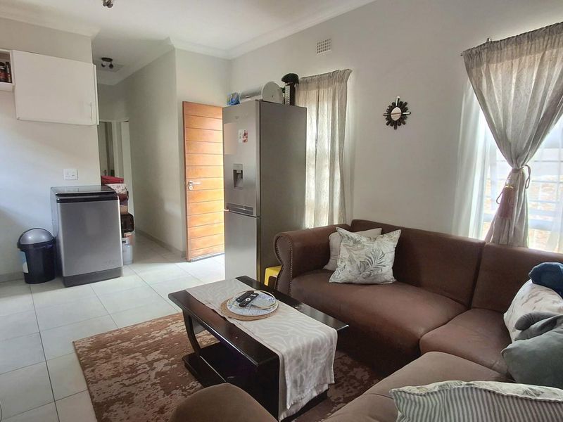 Secure 2-Bedroom Home in Olive Tree Estate, South Hills - Photo 7