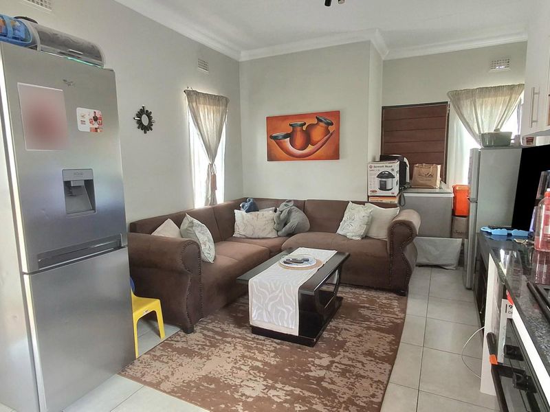 Secure 2-Bedroom Home in Olive Tree Estate, South Hills - Photo 6