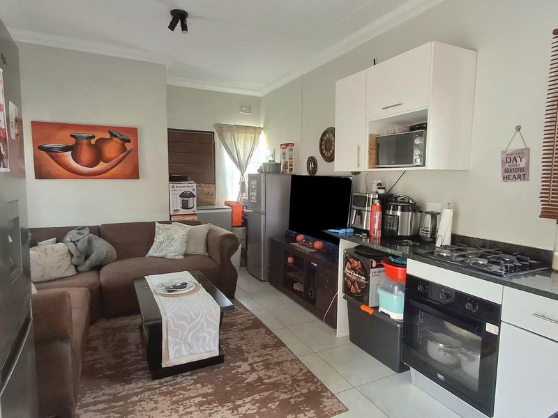 Secure 2-Bedroom Home in Olive Tree Estate, South Hills - Photo 5