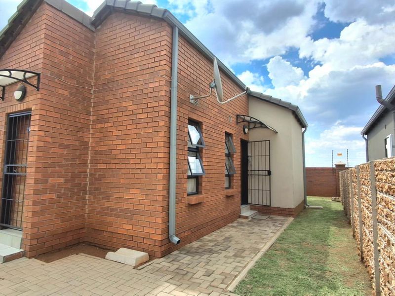 Secure 2-Bedroom Home in Olive Tree Estate, South Hills - Photo 3