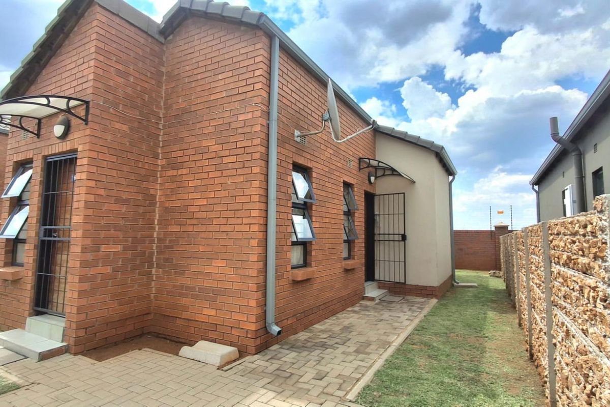 Secure 2-Bedroom Home in Olive Tree Estate, South Hills - Photo 3