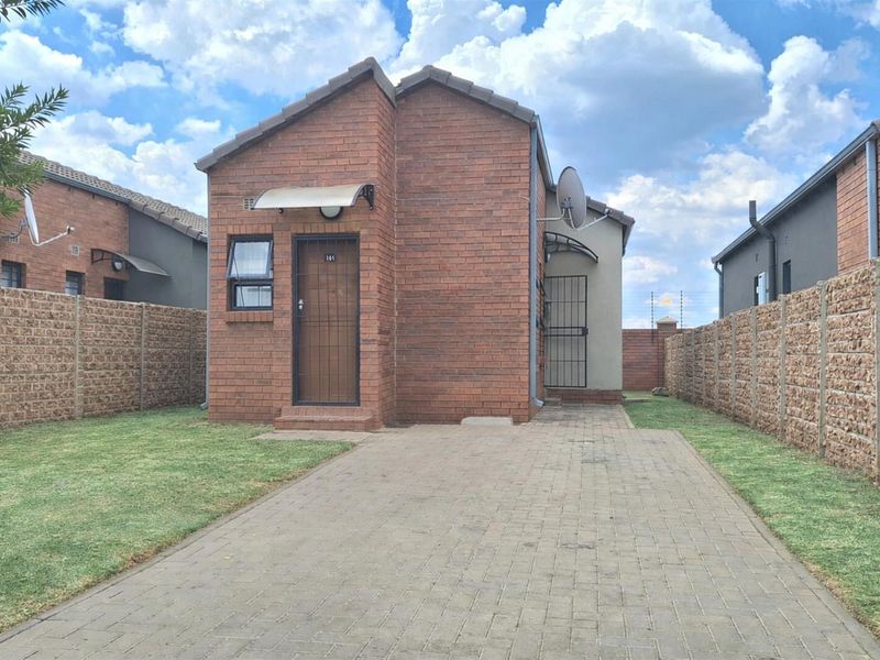 Secure 2-Bedroom Home in Olive Tree Estate, South Hills - Photo 2