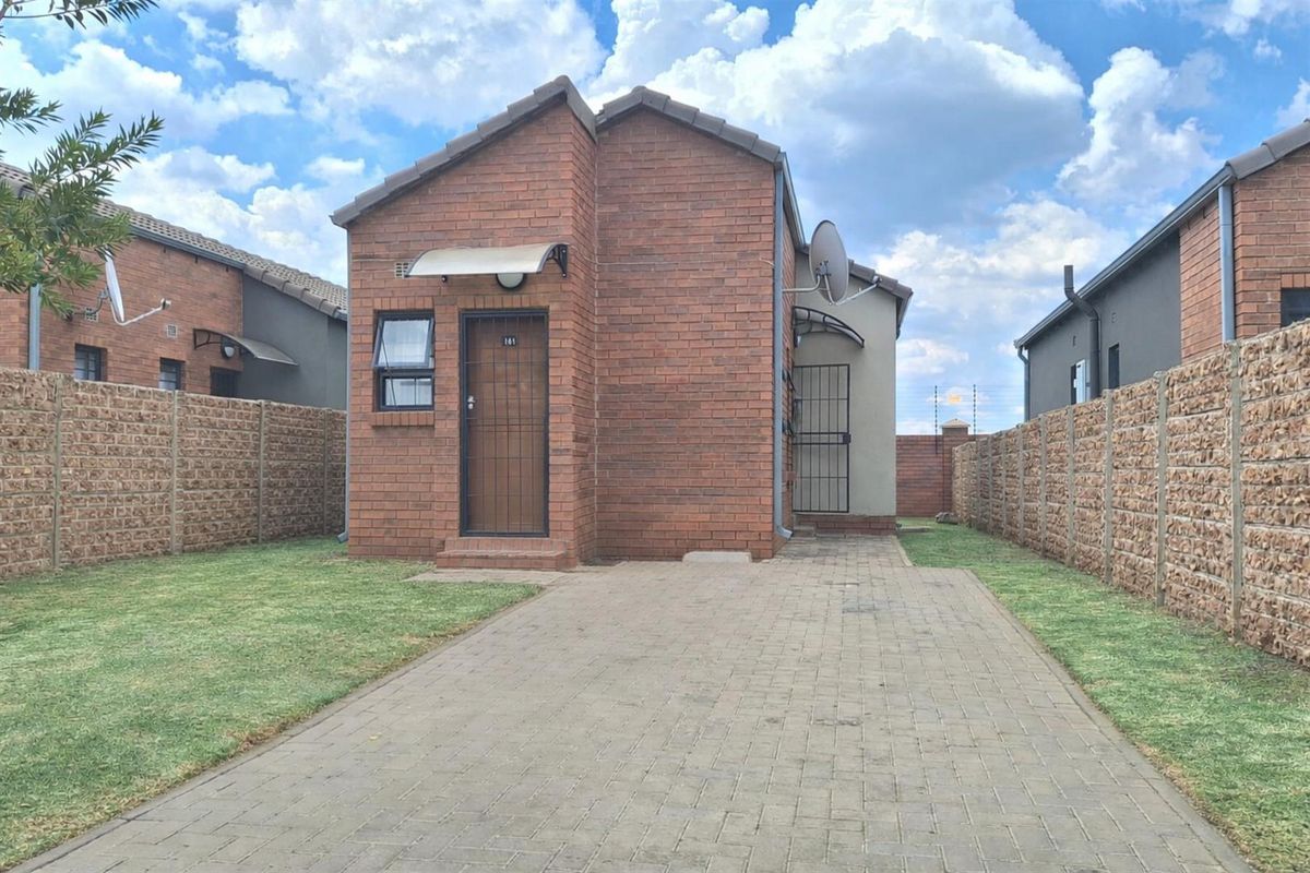 Secure 2-Bedroom Home in Olive Tree Estate, South Hills - Photo 2