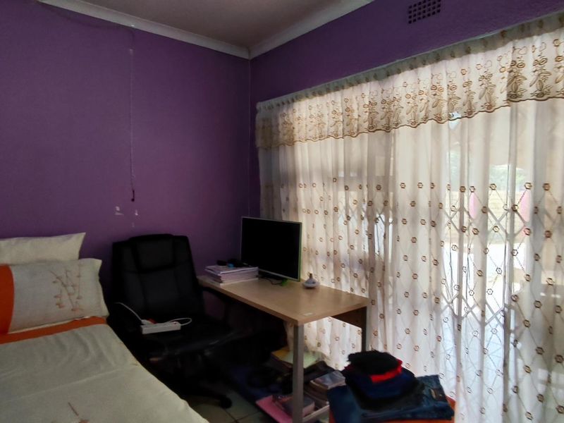 Spacious Four-Bedroom Family Home in Brackendowns, Alberton - Photo 8