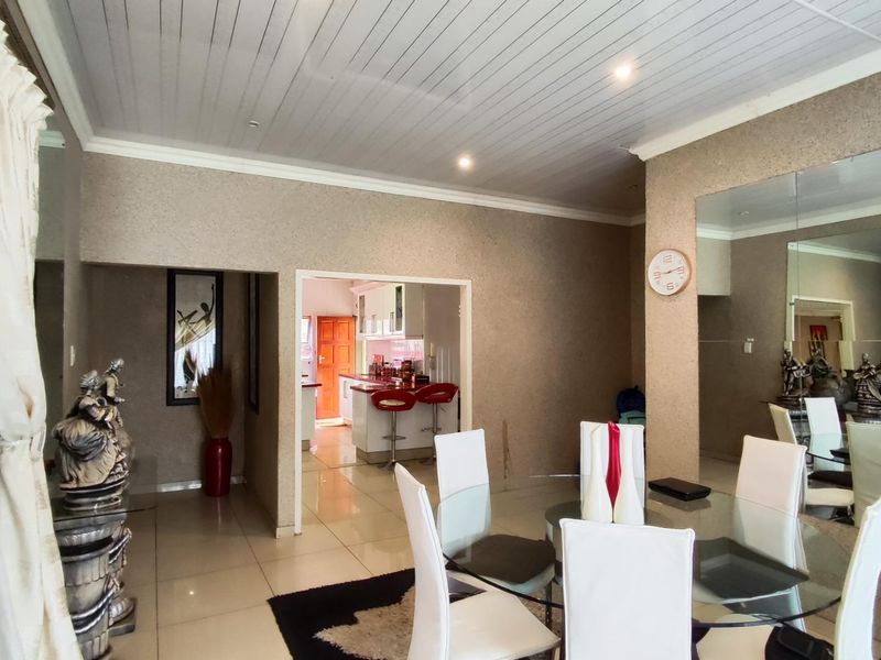 Spacious Four-Bedroom Family Home in Brackendowns, Alberton - Photo 7