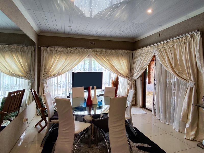 Spacious Four-Bedroom Family Home in Brackendowns, Alberton - Photo 6