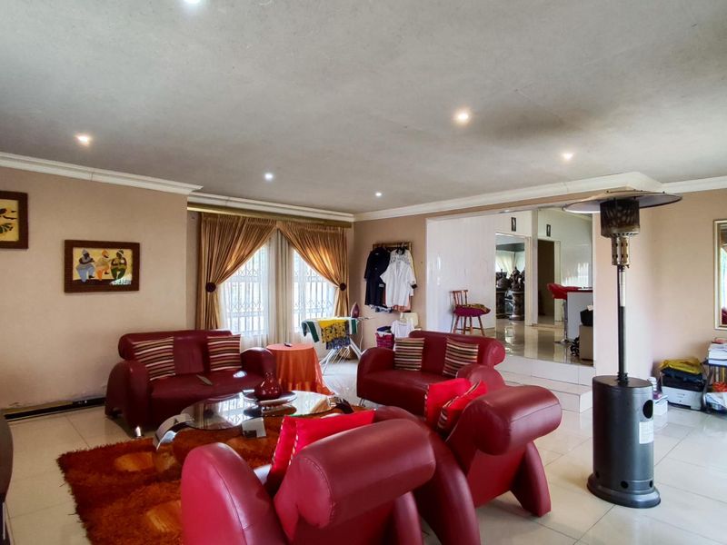 Spacious Four-Bedroom Family Home in Brackendowns, Alberton - Photo 5