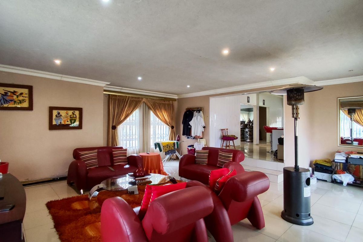 Spacious Four-Bedroom Family Home in Brackendowns, Alberton - Photo 5