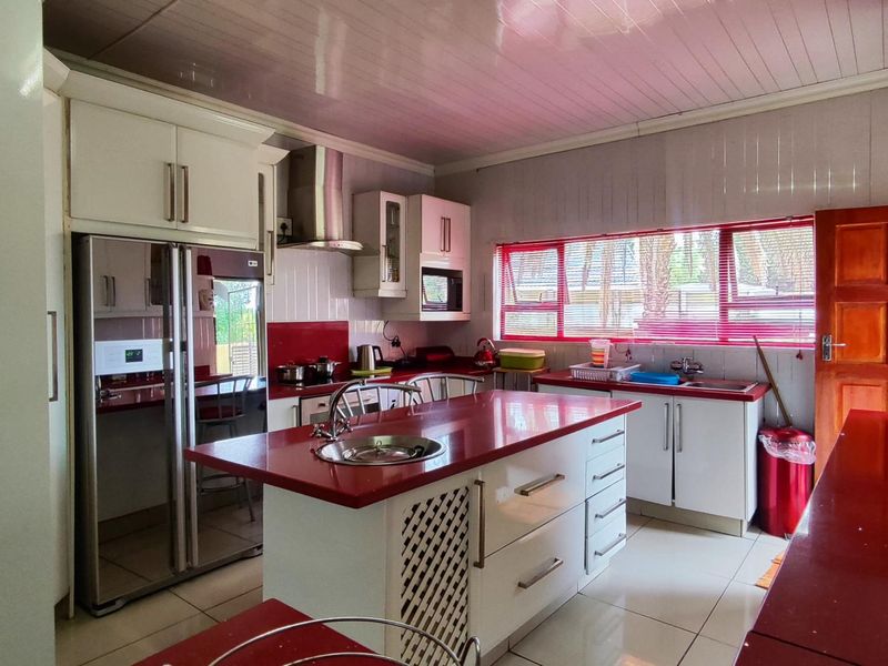 Spacious Four-Bedroom Family Home in Brackendowns, Alberton - Photo 3