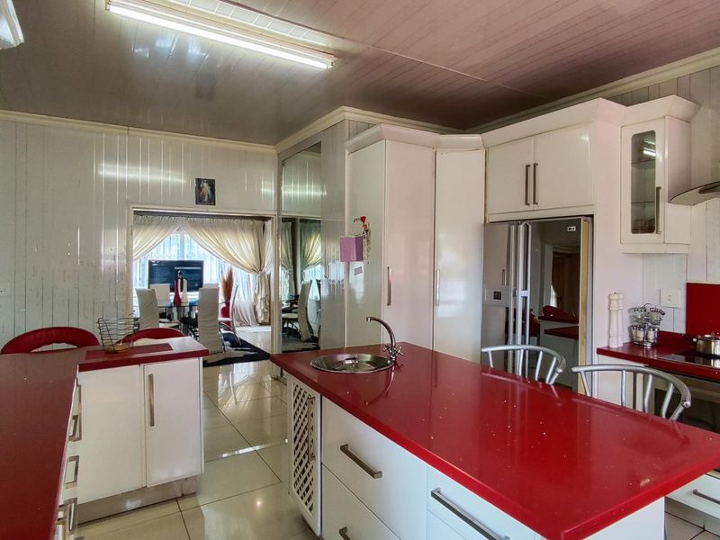 Spacious Four-Bedroom Family Home in Brackendowns, Alberton - Photo 2