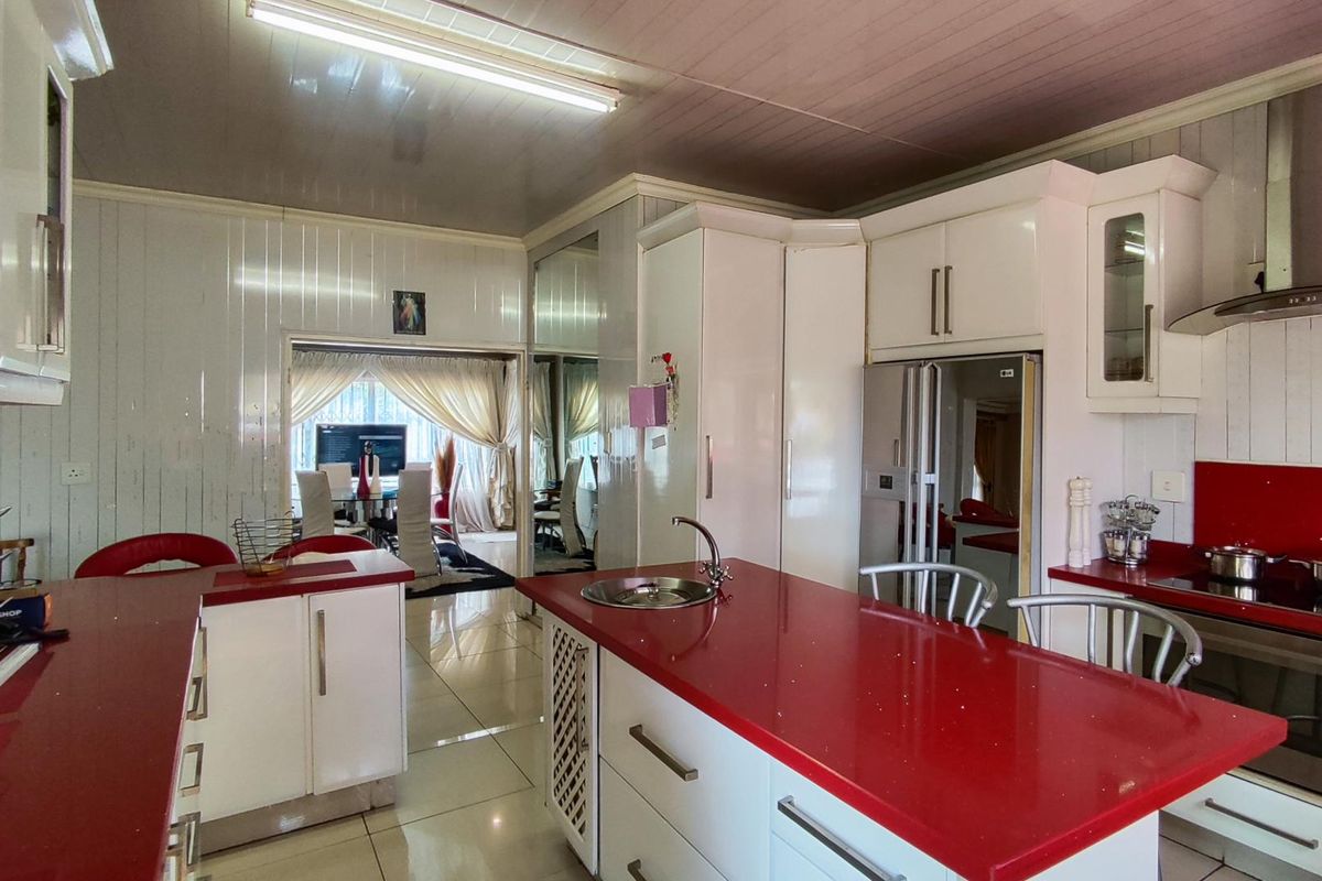 Spacious Four-Bedroom Family Home in Brackendowns, Alberton - Photo 2