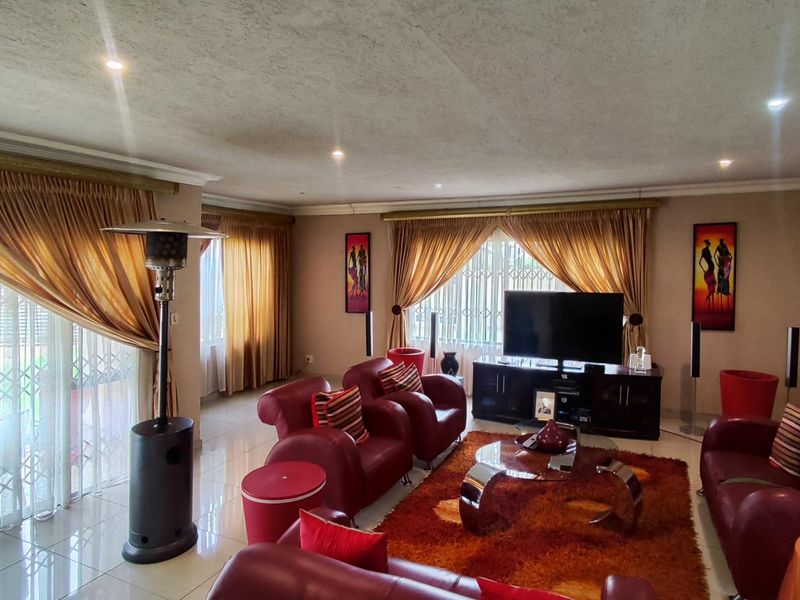 Spacious Four-Bedroom Family Home in Brackendowns, Alberton - Photo 4