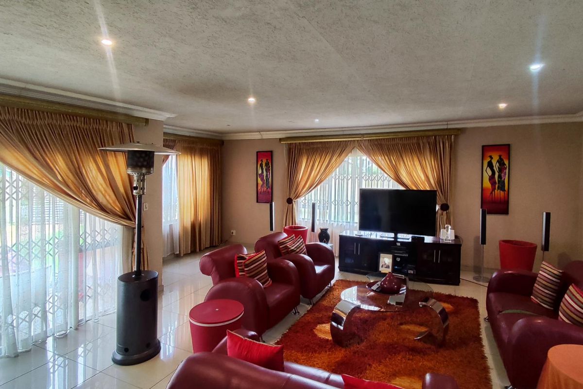 Spacious Four-Bedroom Family Home in Brackendowns, Alberton - Photo 4