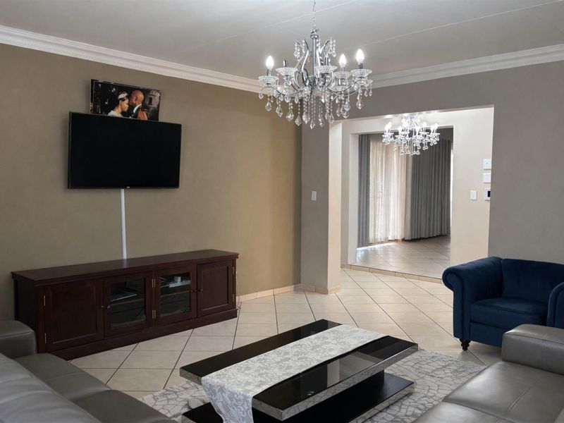 Elegant Family Home with Space, Style and Endless Potential in Meyersdal - Photo 8