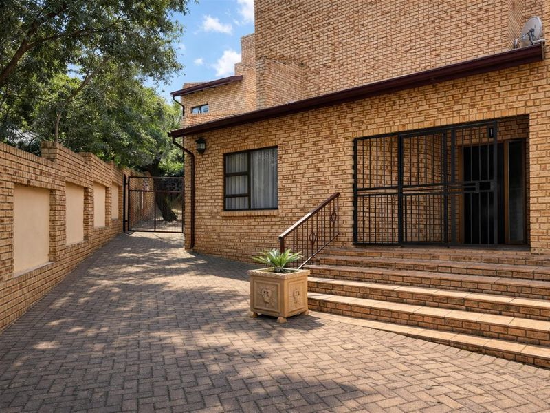 Elegant Family Home with Space, Style and Endless Potential in Meyersdal - Photo 3