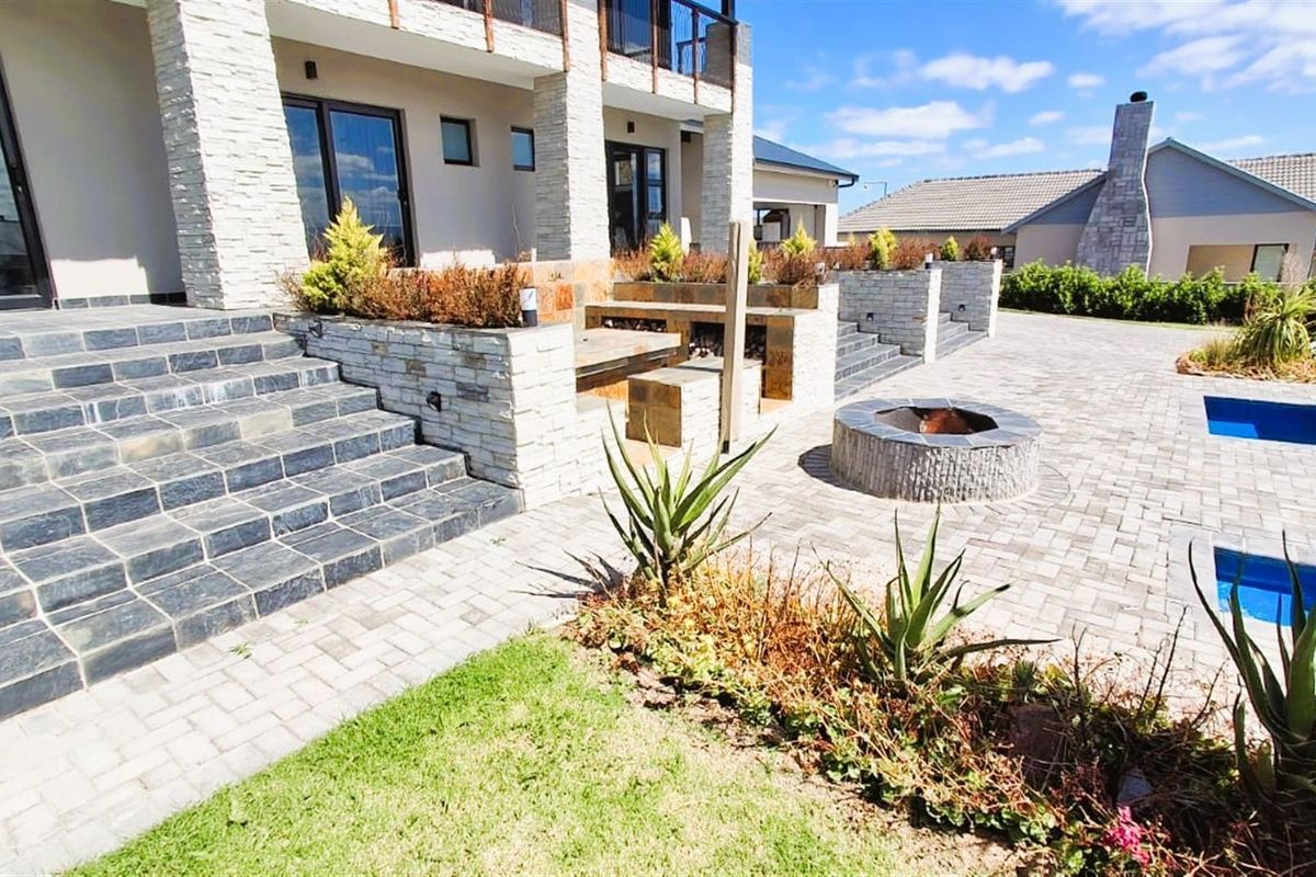 Luxury Coastal Living with Panoramic Ocean Views - Modern 3-En-Suite Home in Blue Waters Estate - Photo 3