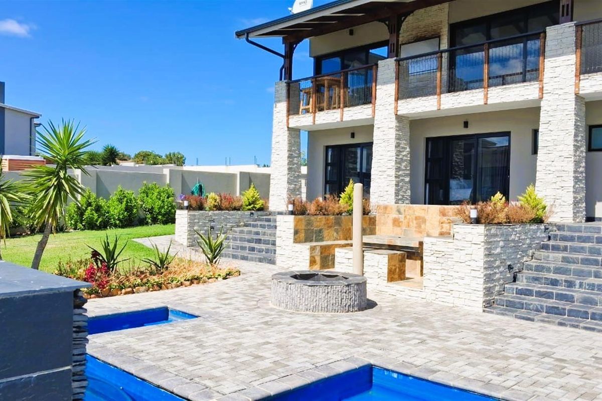 Luxury Coastal Living with Panoramic Ocean Views - Modern 3-En-Suite Home in Blue Waters Estate - Photo 2