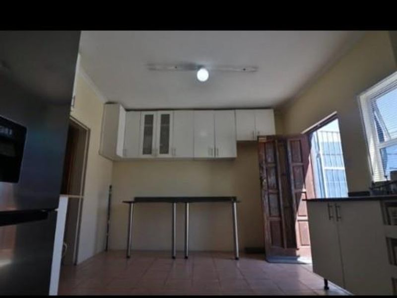 Great opportunity to create residential units on a huge open plot in Maitland, Cape Town - Photo 8