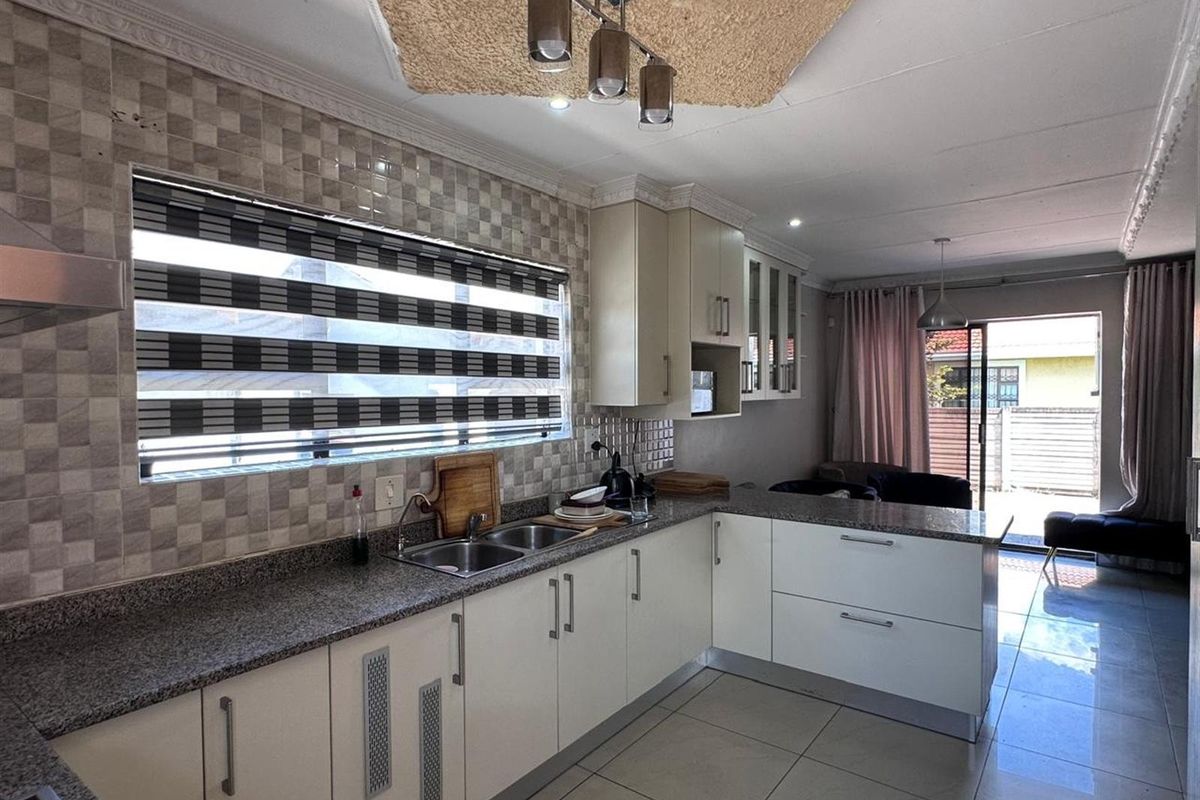 Stylish Renovated 3 Bedroom Home in Amajuba Park. - Photo 3