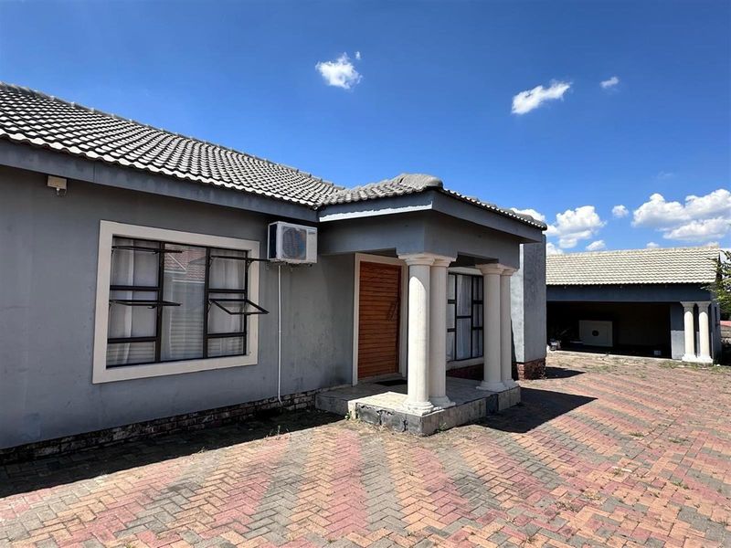 Stylish Renovated 3 Bedroom Home in Amajuba Park. - Photo 2