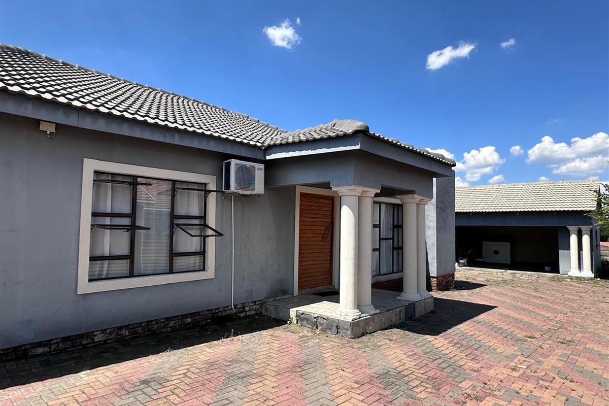 Stylish Renovated 3 Bedroom Home in Amajuba Park. - Photo 2