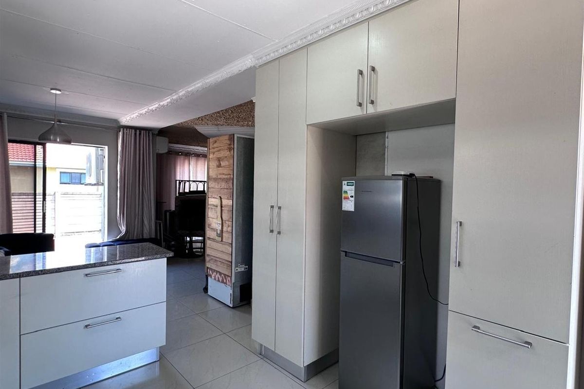 Stylish Renovated 3 Bedroom Home in Amajuba Park. - Photo 4